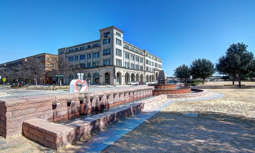 Frisco park with fountain and building